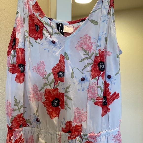 Floral Romper - Picture 2 of 8